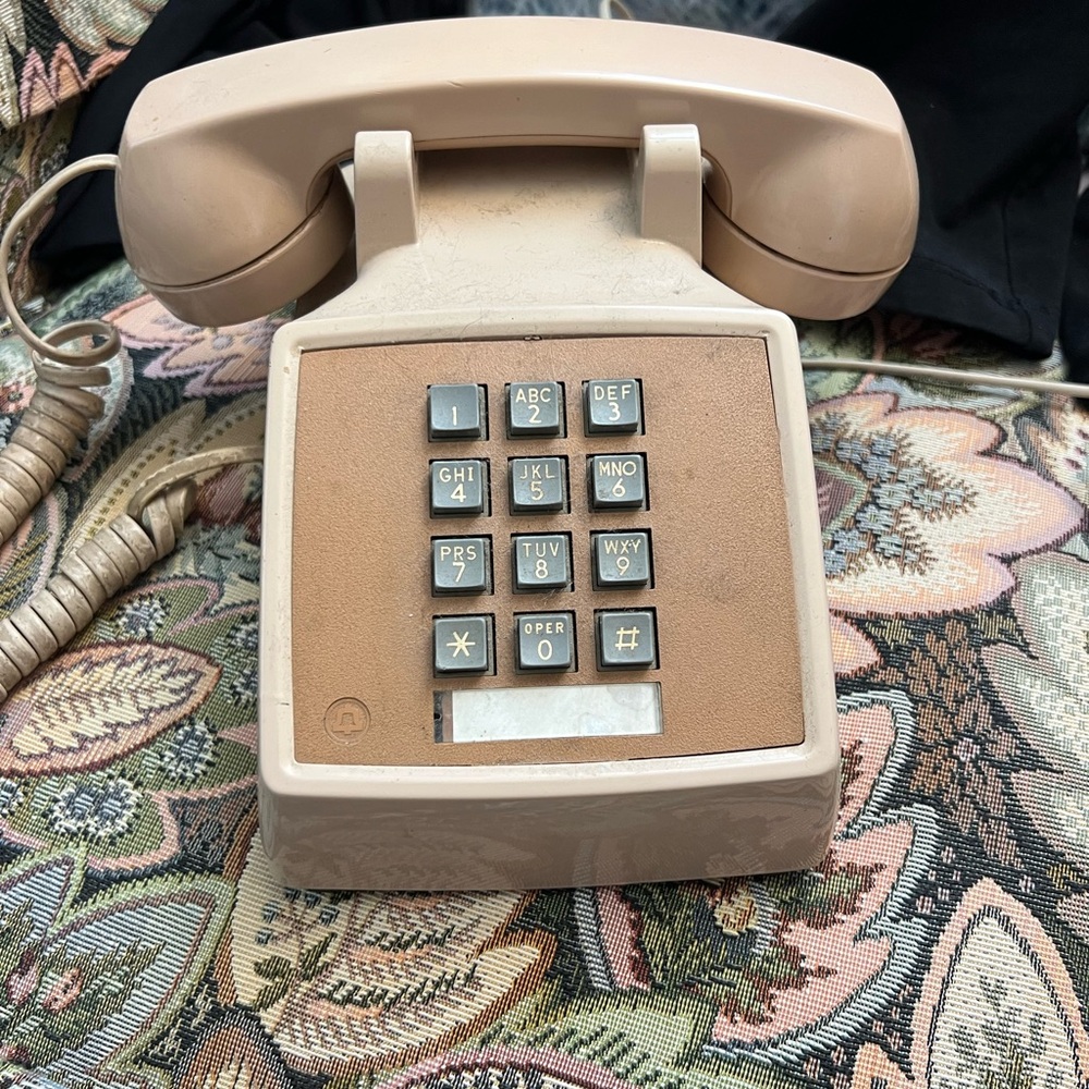 Vintage Desk Telephone in Beige - Classic Push-Button Style